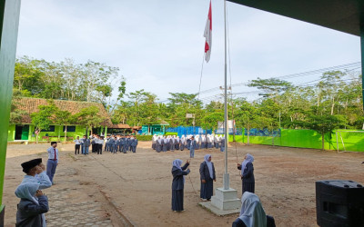 MAN 1 OKU Timur Kampus Berasrama Laksanakan Upacara Hari Senin